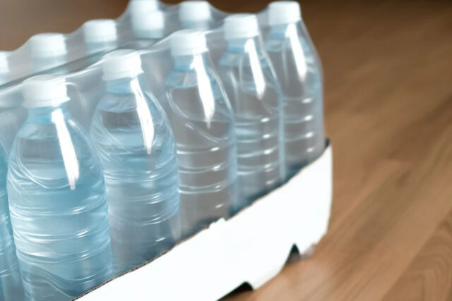 acqua in bottiglie di plastica