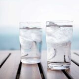 Acqua tiepida o acqua fredda: quale conviene bere?